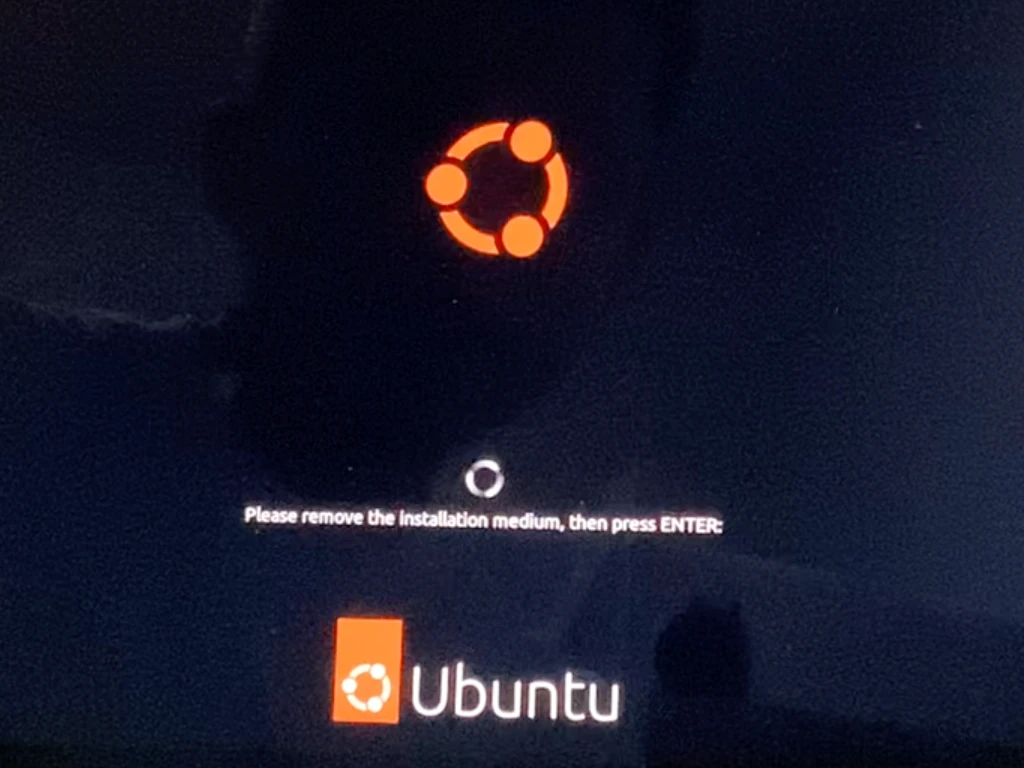 Ubuntuセットアップにおいて、セットアップが完了し、USBを抜いてエンターキーを押すように指示されている画面の写真
